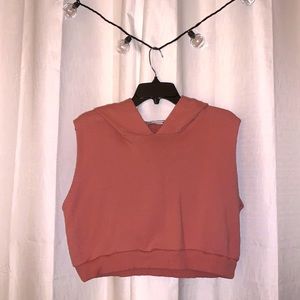 Sleeveless cropped tank top.